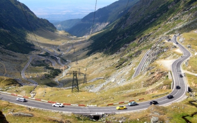 Un bărbat a ajuns cu motocicleta într-un șanț, pe Transfăgărășan