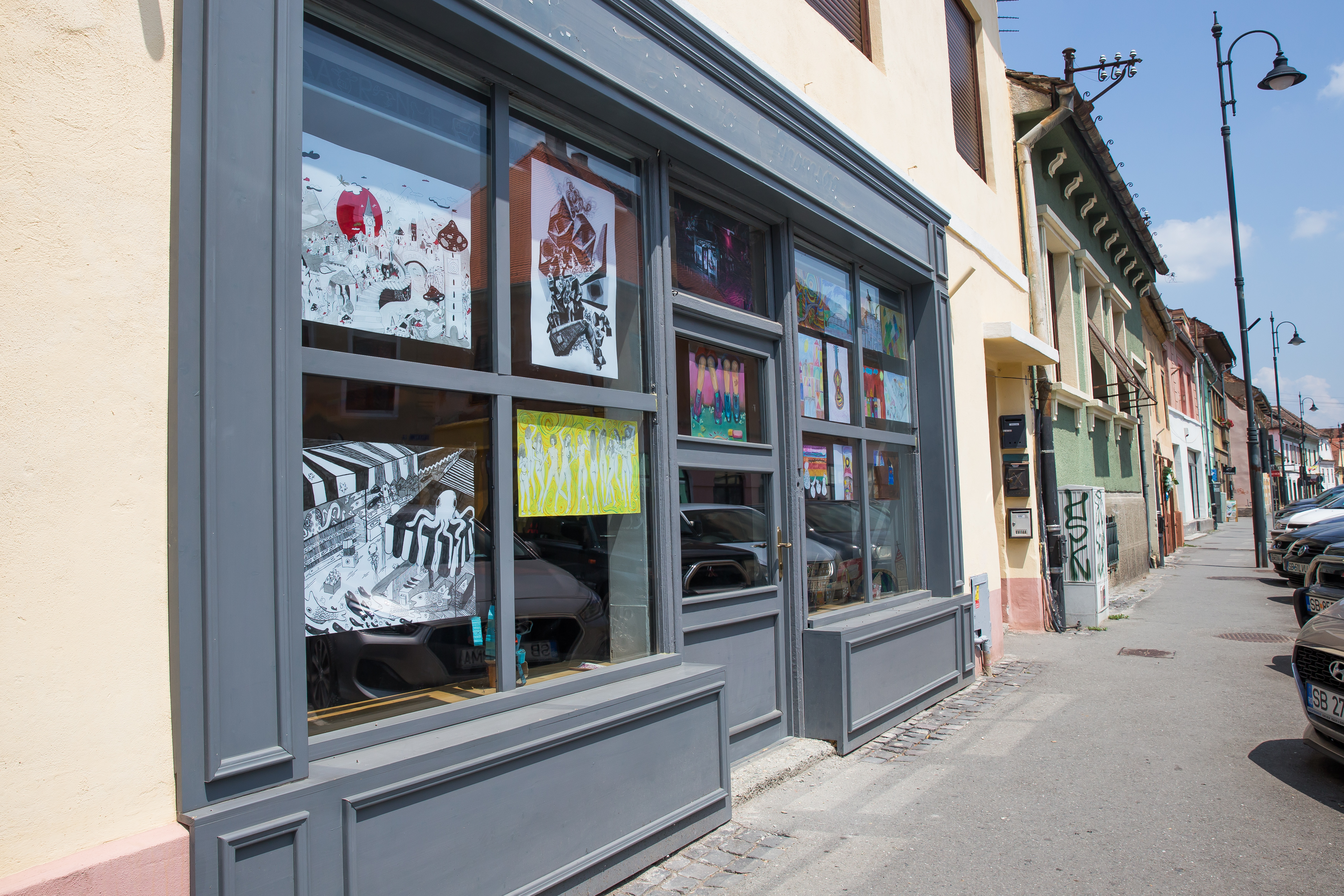 Sibiul, văzut prin ochi de copil. Muzeu de artă vizuală în aer liber, vitrine colorate în Orașul de Jos și grădini urbane