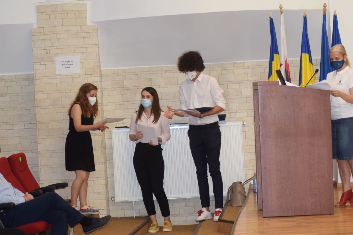 Studenții ULBS de la Medicină, implicați în acțiunile anti-COVID, au primit câte o diplomă în semn de prețuire