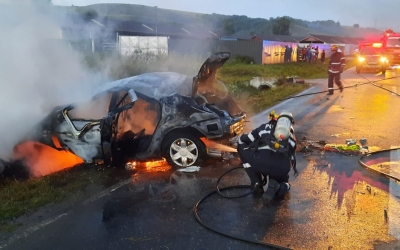 O mașina a luat foc lângă Agnita după ce șoferul a intrat cu ea într-un cap de pod
