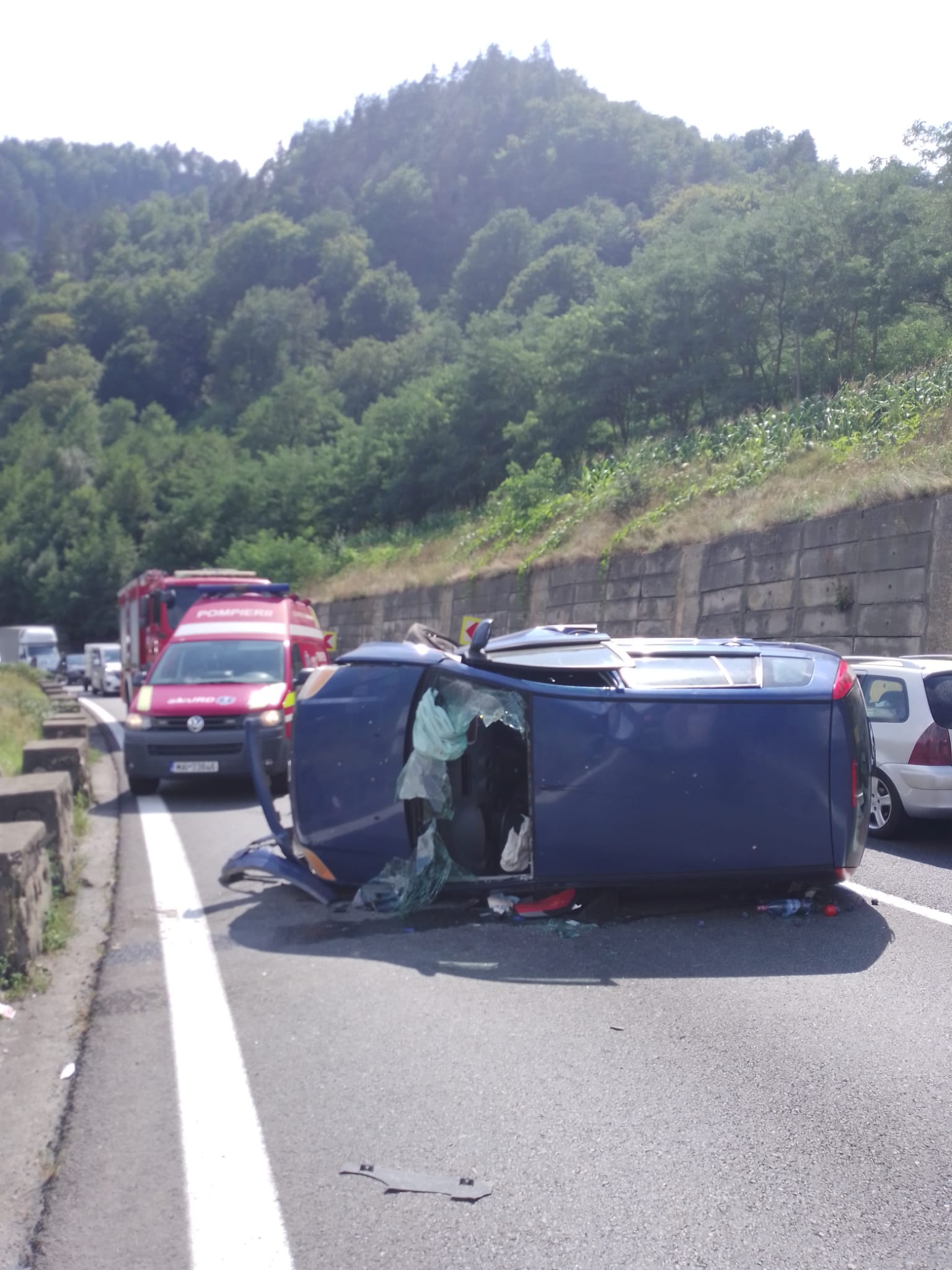 Foto Mașină răsturnată pe Valea Oltului. Traficul este, din nou, restricționat