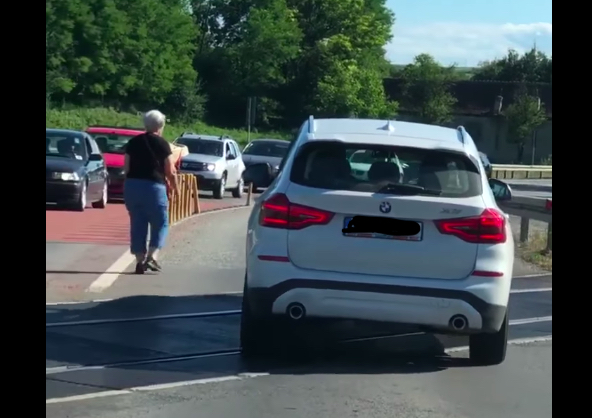 VIDEO-Poliția îl caută pe șoferul care a trecut calea ferată când venea trenul