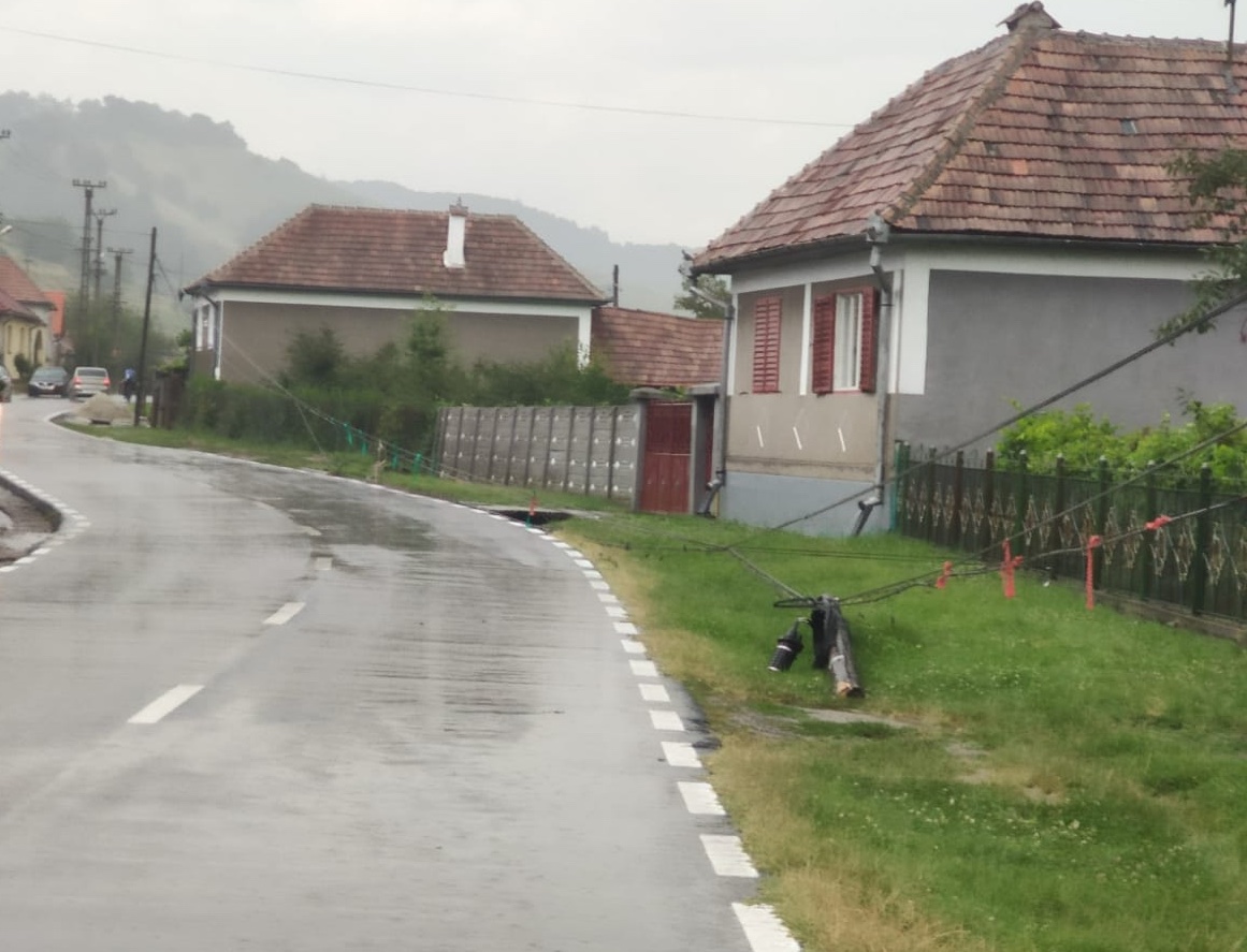 Cad stâlpii între Șeica Mare și Agnita. ”Nu intră oamenii în curți, de teamă să nu se curenteze”