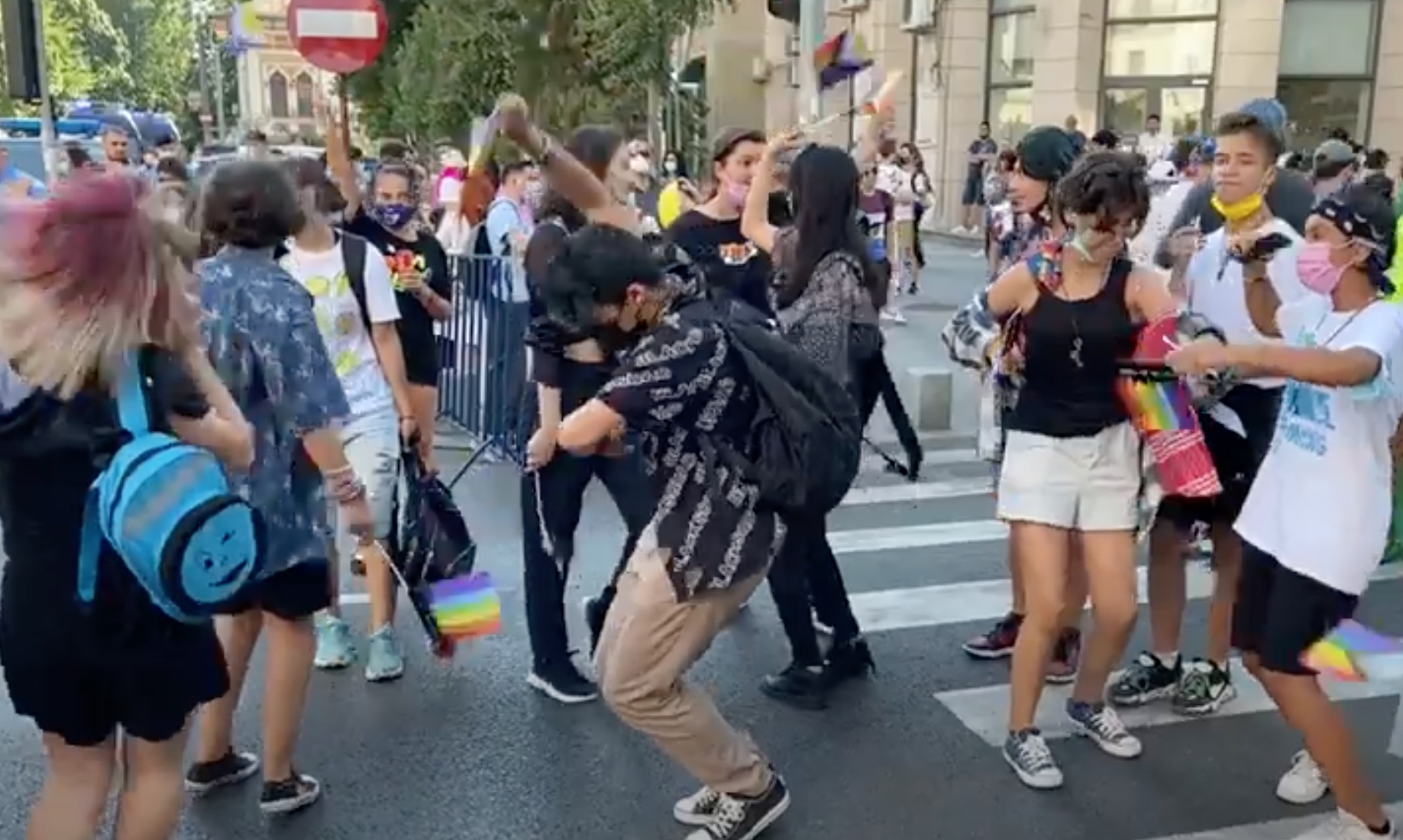 VIDEO Bucharest Pride se desfășoară în București în același timp cu ”Marșul pentru ormalitate”