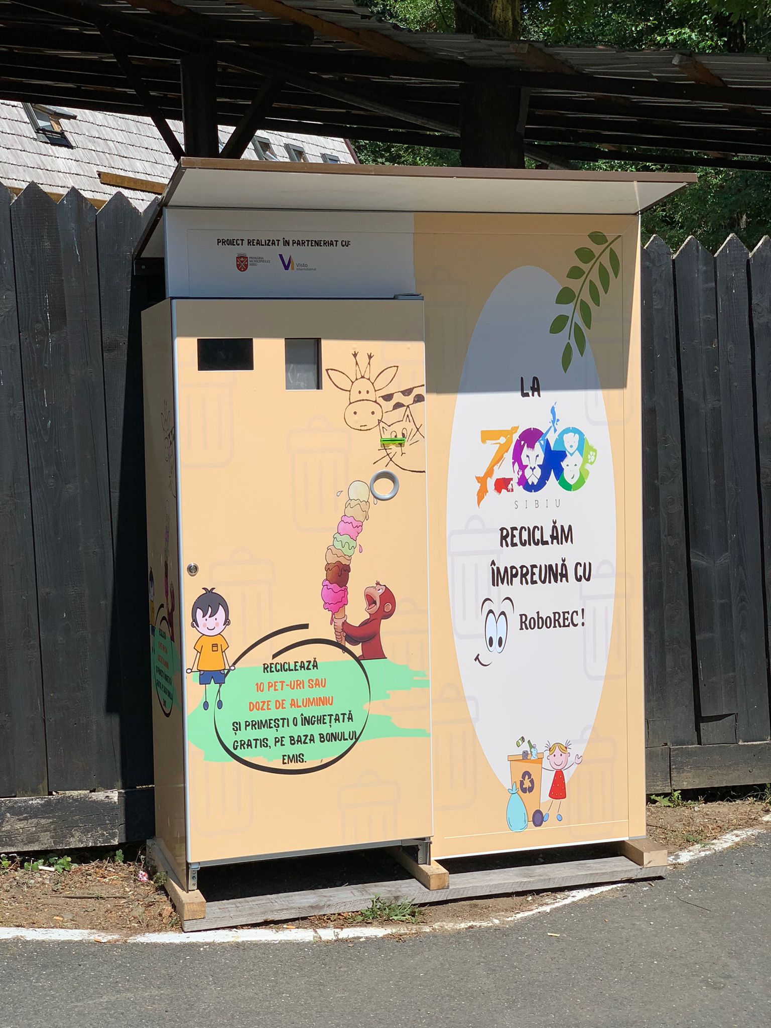 Lecție dulce de ecologie la ZOO. Dai 10 sticle de plastic sau aluminiu și primești o înghețată
