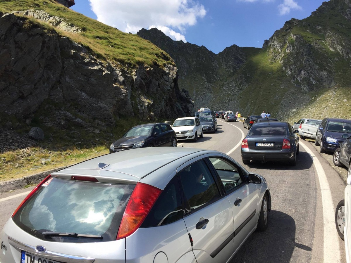 Dat în judecată pentru că a vrut să facă un grătar pe Transfăgărășan. „Mi-a fiert apa la motor”