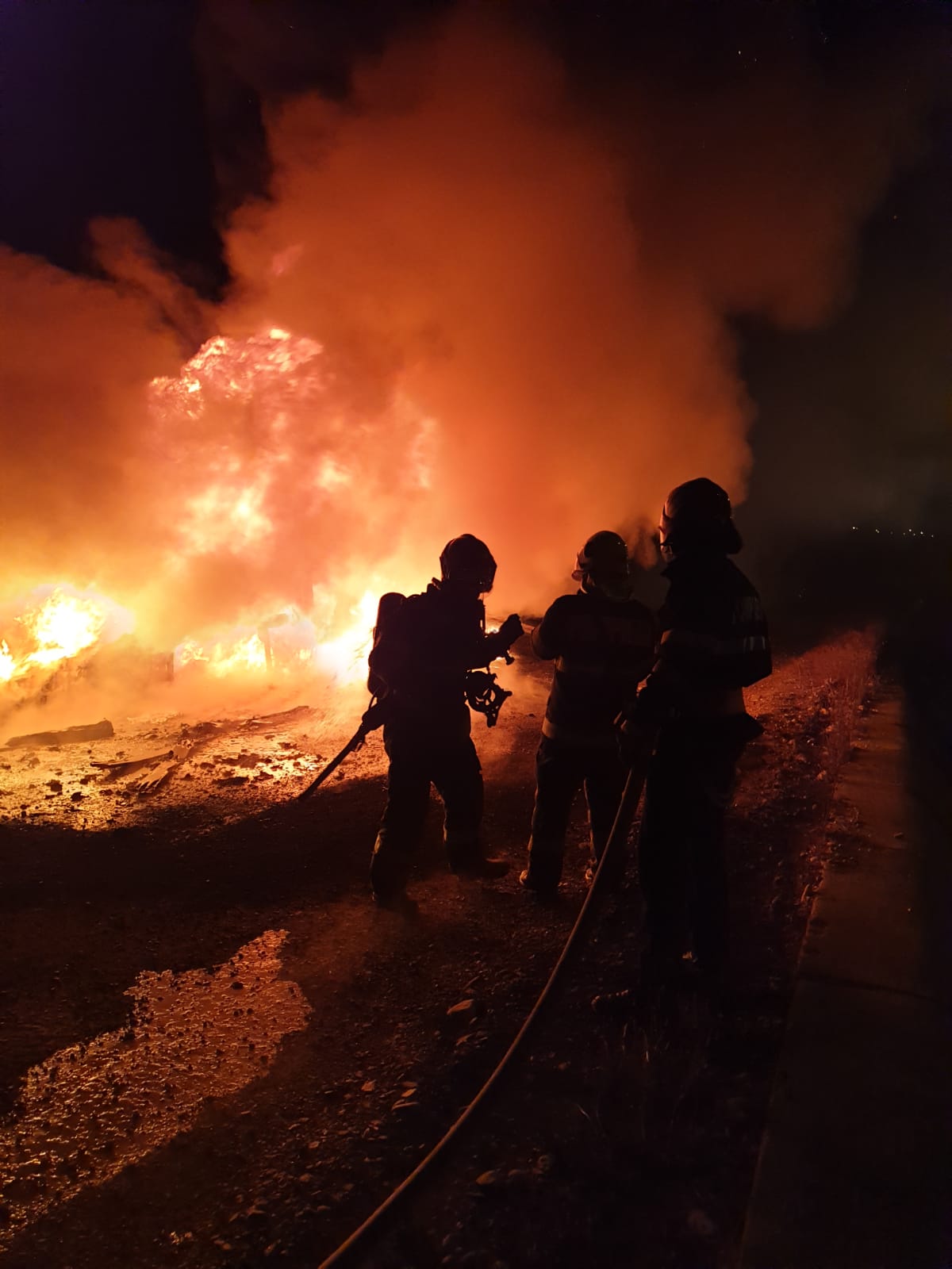 FOTO Remorca unui TIR a luat foc în SIbiu. Pompierii au crezut inițial că era încărcată cu azotat de amoniu