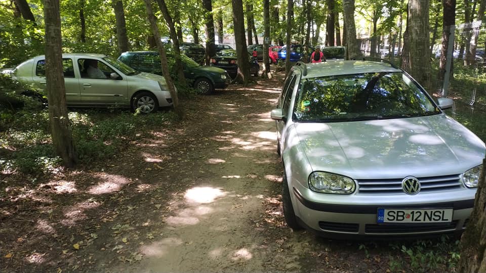 FOTO Mașinile au invadat Pădurea Dumbrava și pista pentru biciclete. Directorul CNM ASTRA vrea intrare din Calea Poplăcii
