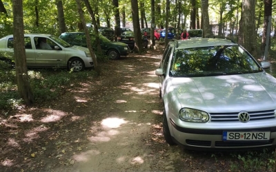 FOTO Mașinile au invadat Pădurea Dumbrava și pista pentru biciclete. Directorul CNM ASTRA vrea intrare din Calea Poplăcii