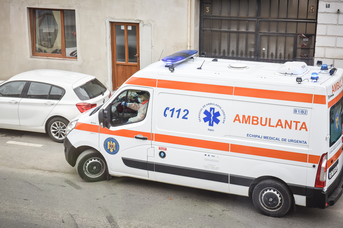 Un pacient beat a deschis ușa ambulanței și a coborât din mers, la Ocna Sibiului