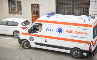 Un pacient beat a deschis ușa ambulanței și a coborât din mers, la Ocna Sibiului