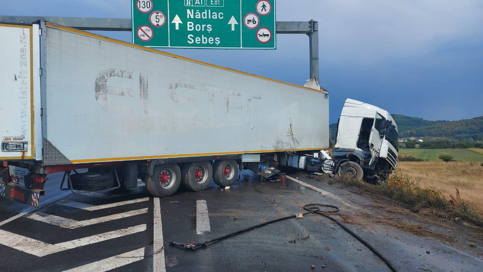 Accident pe autostrada A1. Un TIR a ieșit parțial în decor