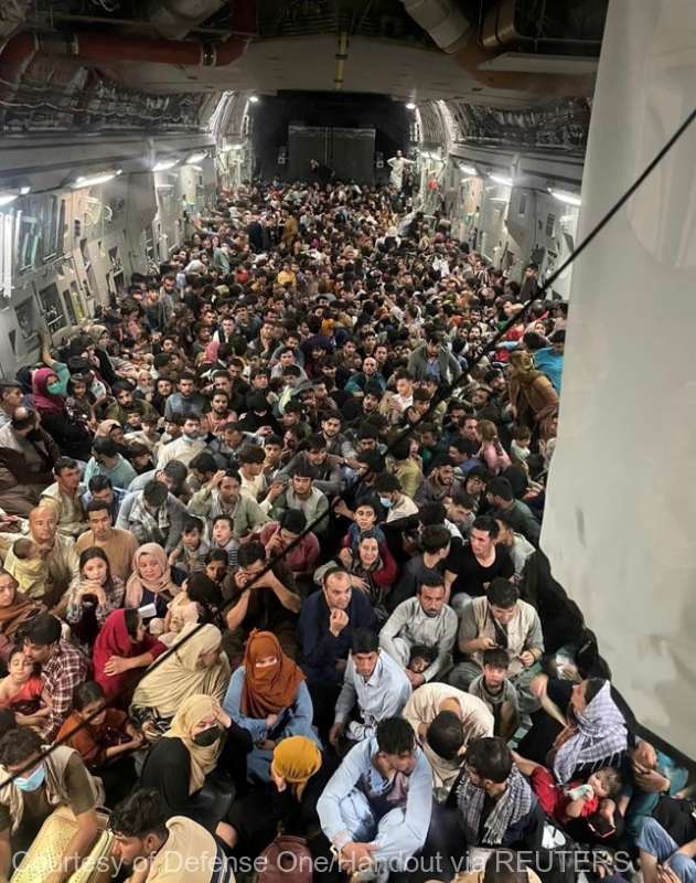 Peste 600 de afgani, evacuaţi din Kabul înghesuiţi într-un avion militar american