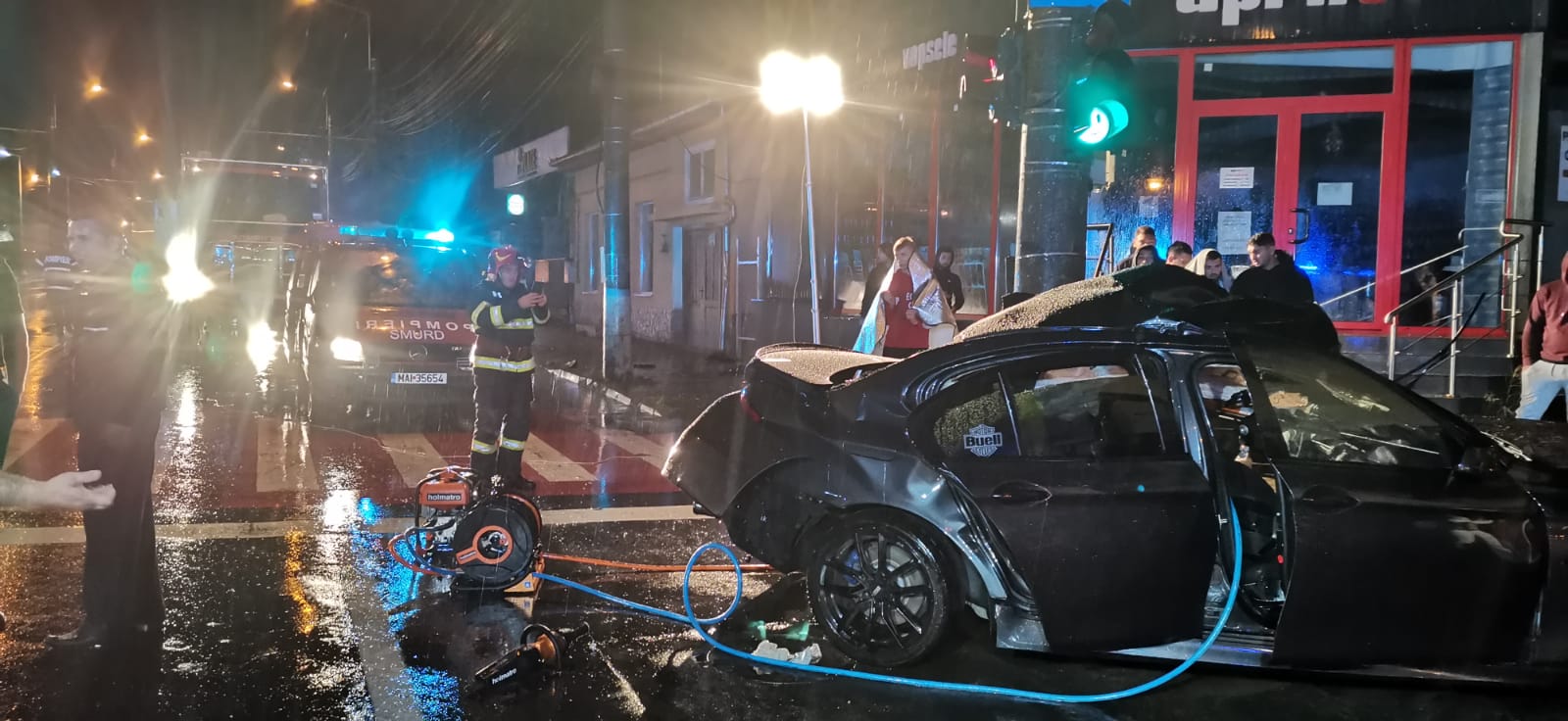 Un șofer de 22 de ani a murit, după ce a derapat și s-a oprit cu mașina într-un stâlp