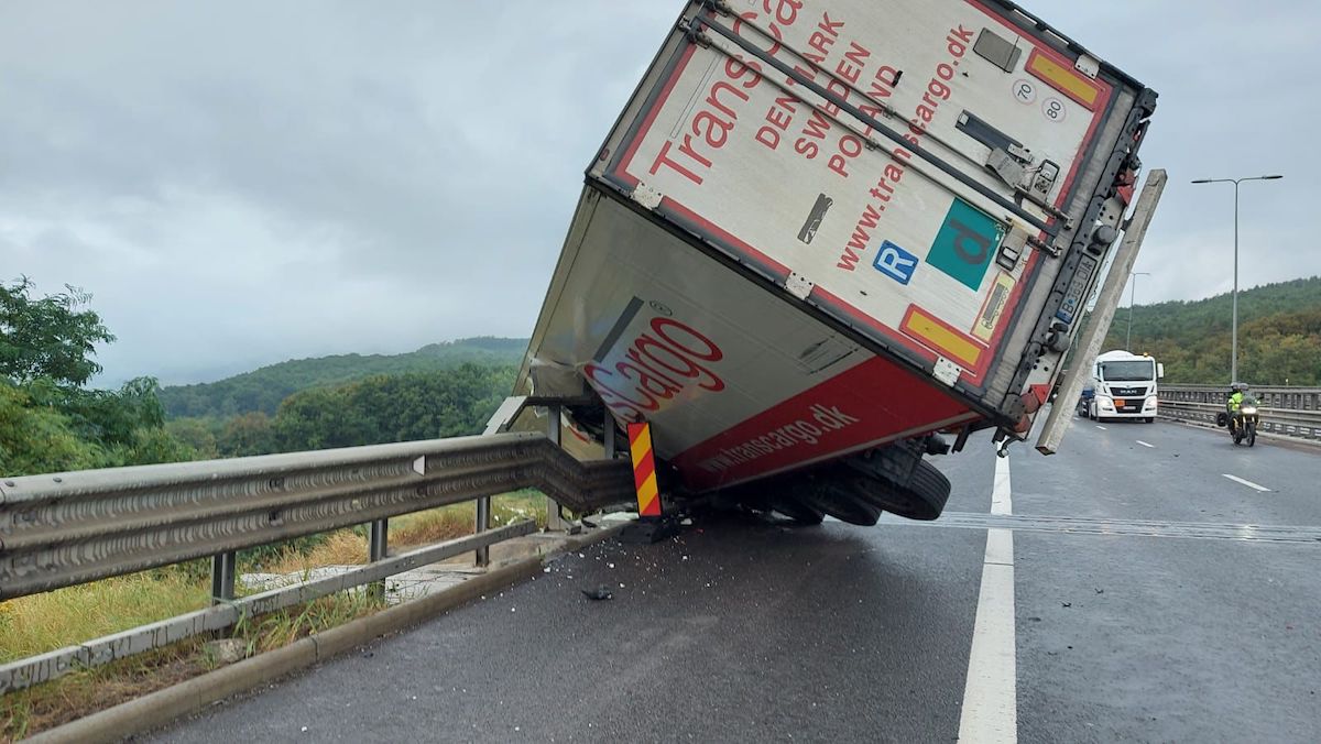 Accident spectaculos între Săliște și Sibiu: Un TIR aproape a căzut de pe autostradă