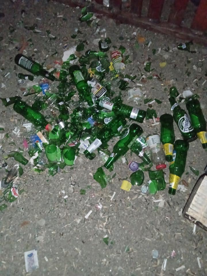 FOTO – Sticle sparte și mizerie de nedescris într-un loc de joacă din Săcel. Reacția primarului