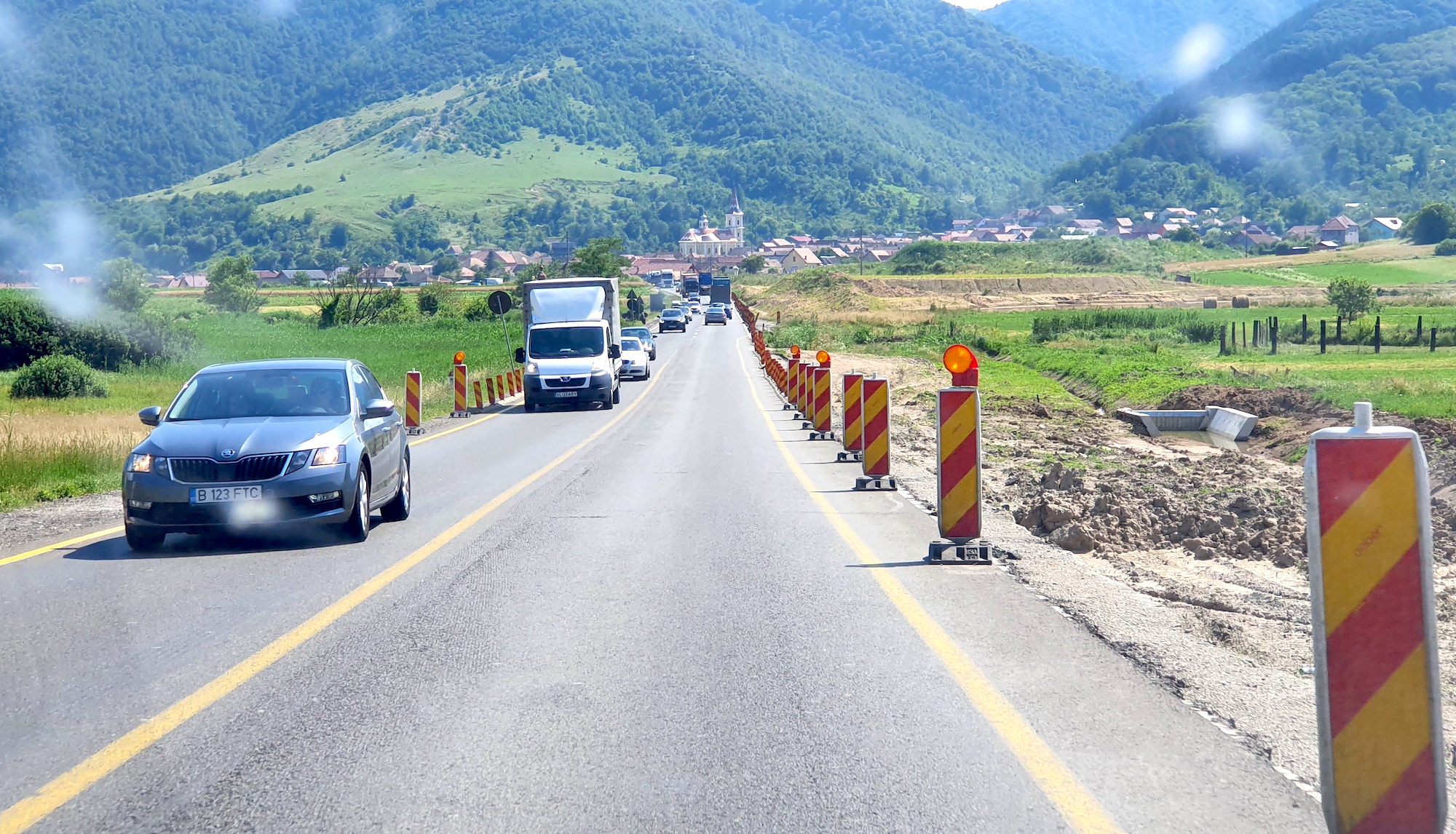Trafic blocat pe DN 7, la Boița. Roata unui TIR s-a desprins în mers și a lovit o mașină pe contrasens