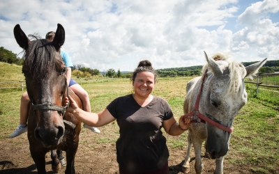 Visul unei mame, împlinit cu ajutorul comunității: o fermă de cai unde sibienii se pot bucura de natură și de animale