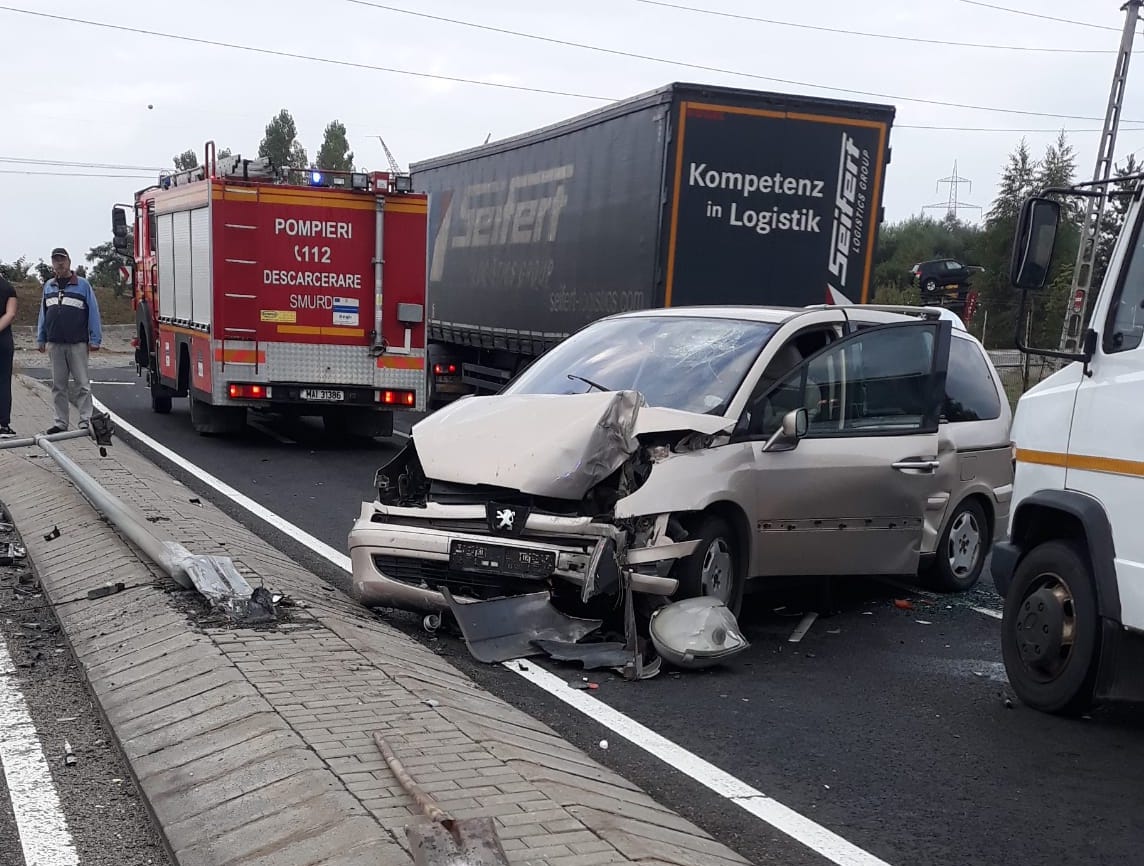 Mașină proiectată într-un stâlp, în urma coliziunii cu o platformă, pe DN1