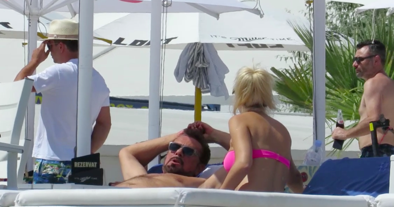 VIDEO - O sibiancă surprinsă la plajă alături de un celebru multimilionar