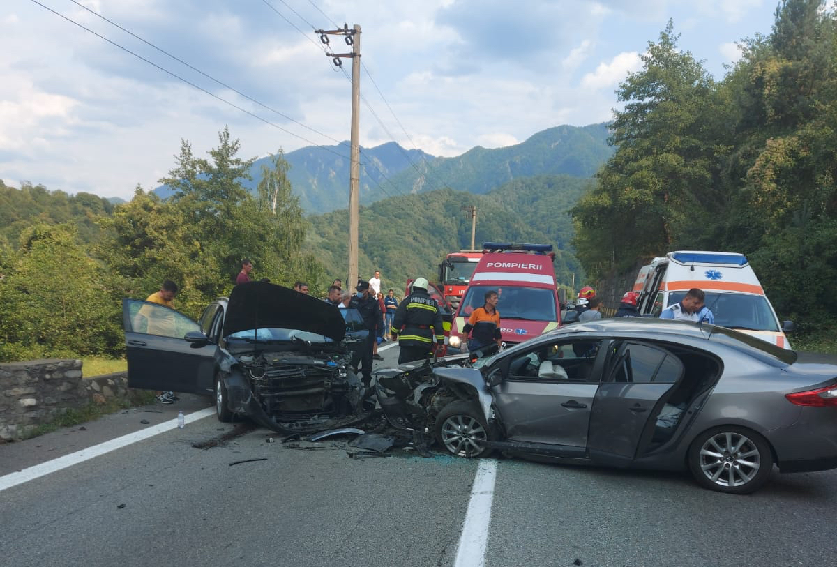Accident frontal pe Valea Oltului. Traficul este blocat total