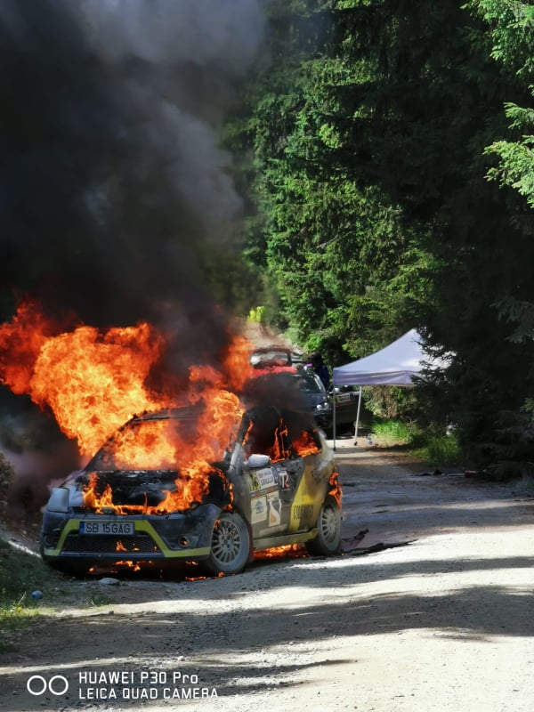FOTO Echipajul sibian care și-a pierdut mașina într-un incendiu la raliu are nevoie de ajutorul comunității