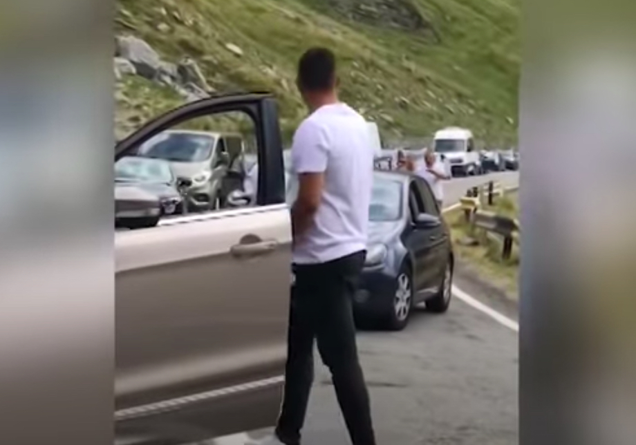 VIDEO-Turiștii s-au luat la bătaie pe Transfăgărășan. Un bărbat a fost lovit intenționat cu mașina