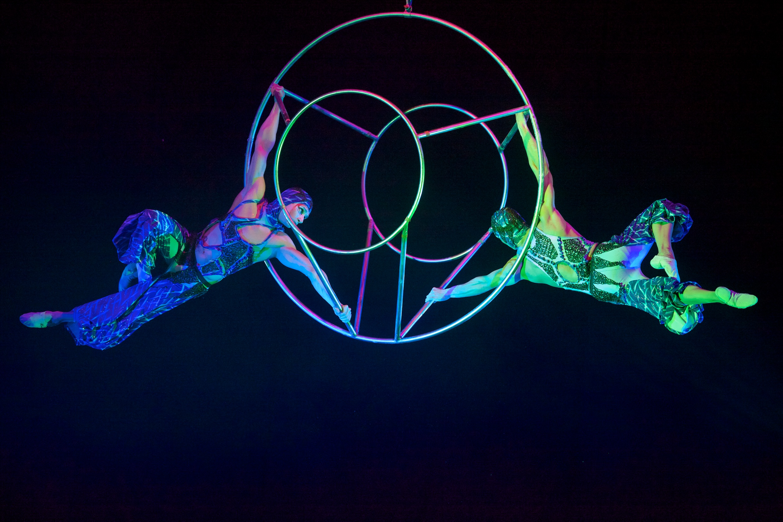 A patra zi de FITS: Spectacol de circ cu foc, expoziții, lansări de carte și reprezentații stradale