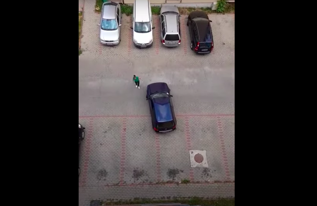 VIDEO VIRAL - „Cine i-a dat carnetul?”. Parcare imposibilă cu parcarea goală