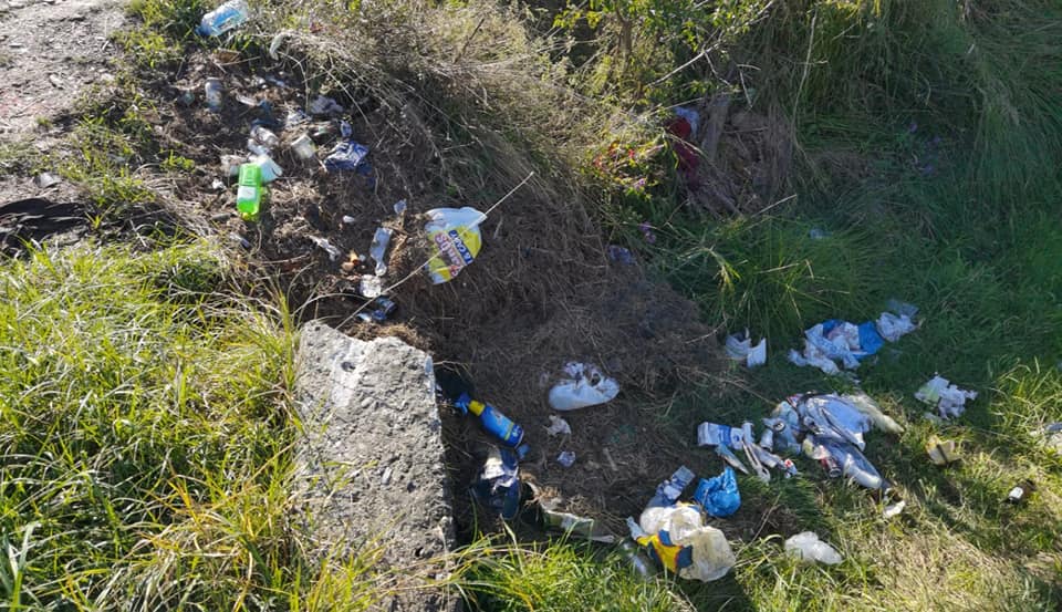 Avrigean amendat cu 2500 de lei pentru că a aruncat deșeuri în natură. Poliția l-a găsit după documentele din gunoi