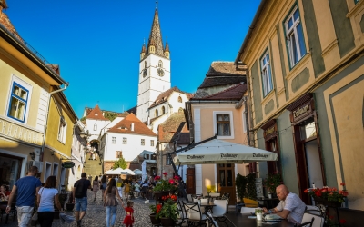 Sibiul - Orașul cu o mie de ochi. Un site de călătorii descrie Sibiul ca fiind ”un oraș fermecător”  
