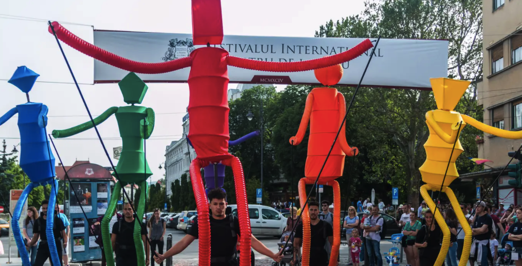 A șaptea zi de FITS: Parade stradale, dansuri și spectacole susținute de artiști de talie mondială, printre atracțiile principale