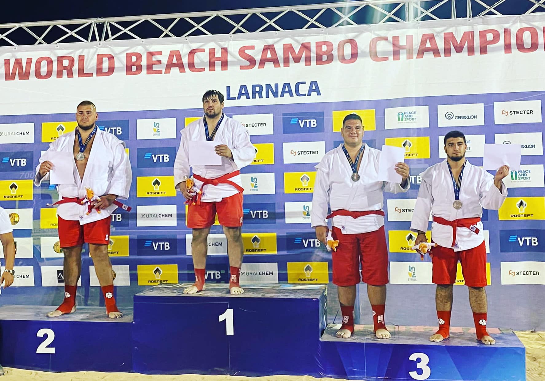 Sibianul Dani Natea este vicecampion în Cipru, la Sambo pe plajă