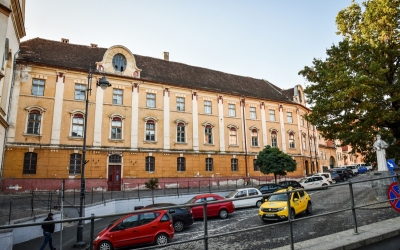Poliția Locală a amendat noul administrator al clădirii fostului Liceu Pedagogic. Reprezentantul firmei spune că a încercat să reabiliteze clădirea, dar nu-l lasă de la Patrimoniu
