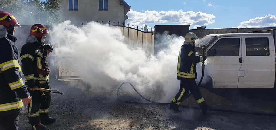 VIDEO-Incendiu la o mașină pe strada Preot Bacca. Muncitorii care lucrează la parc au încercat să stingă focul cu pământ