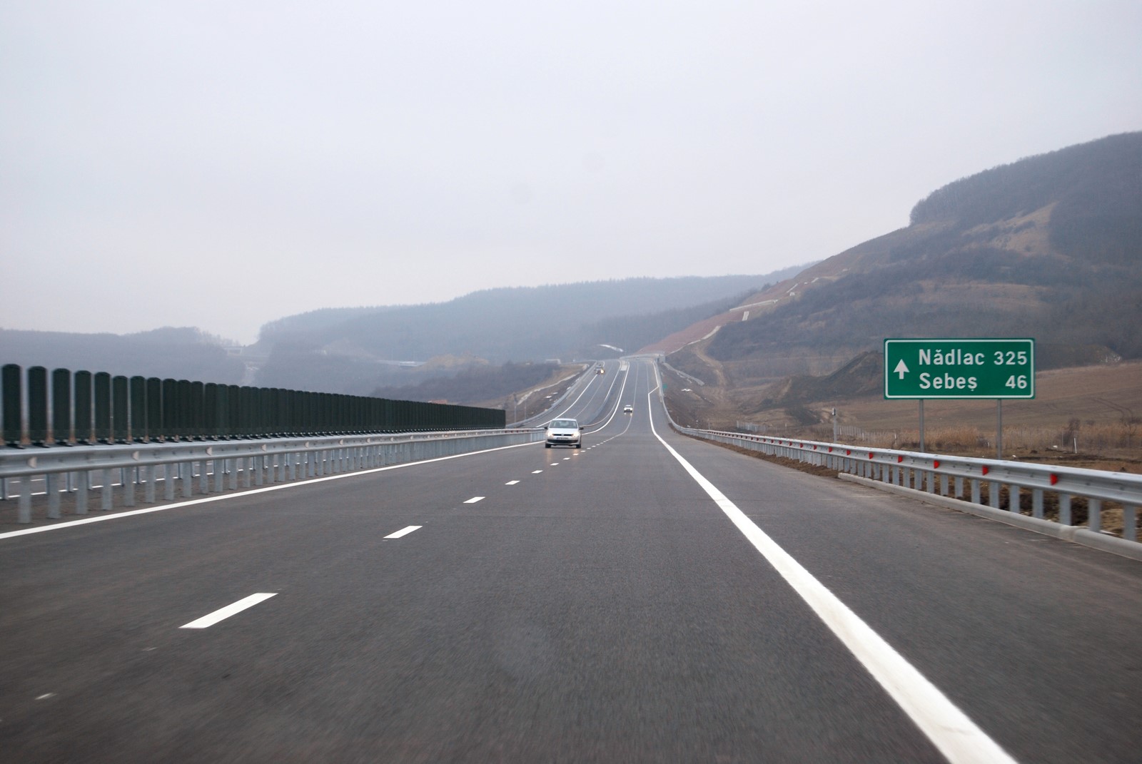 Proiect: sancțiuni mai dure pentru șoferii care conduc în sens invers pe autostradă sau care merg pe banda de urgență