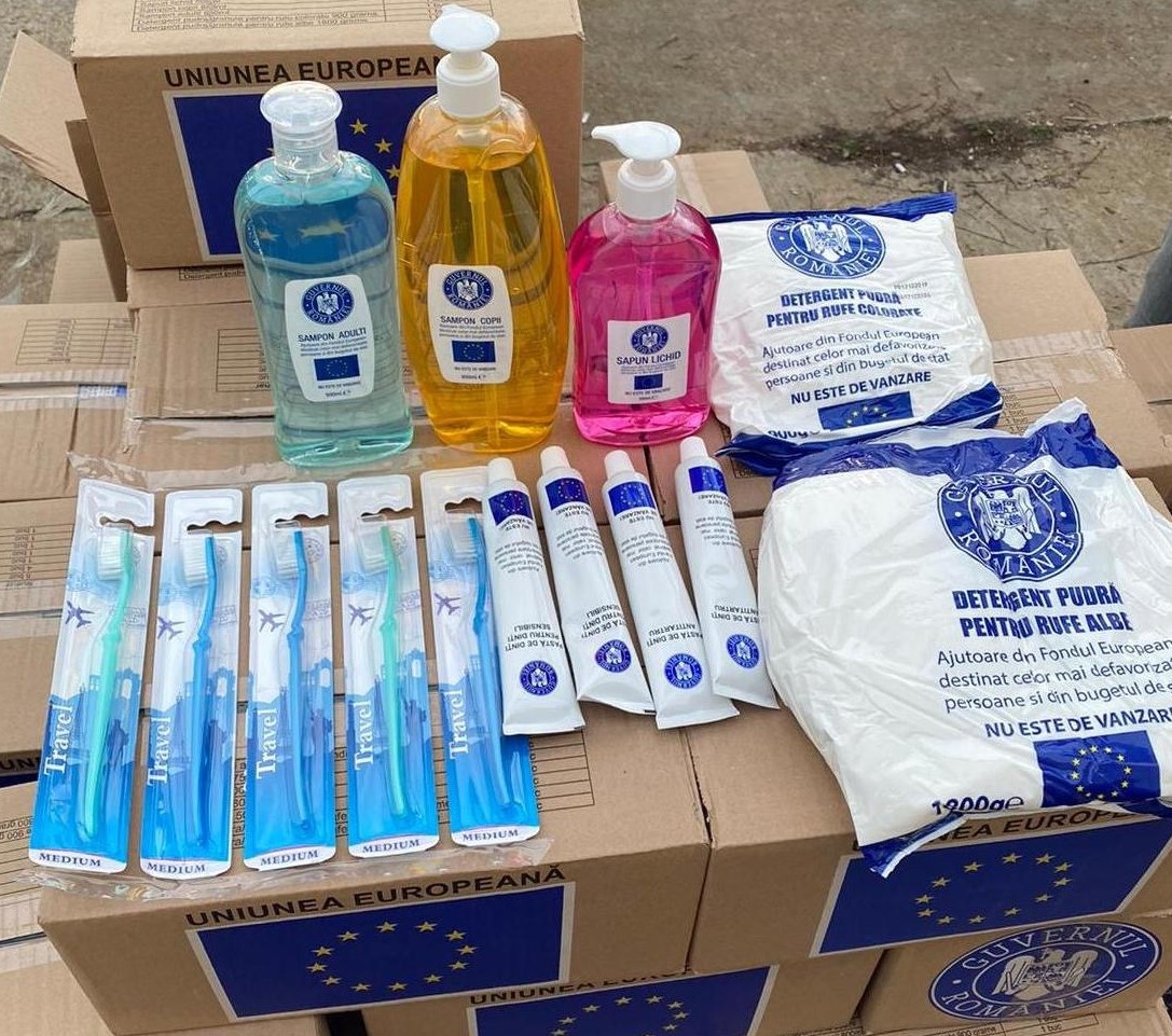 Cinci periuțe de dinți, jumătate de litru de săpun, detergent... Ce conțin pachetele UE pentru 550 de sibieni