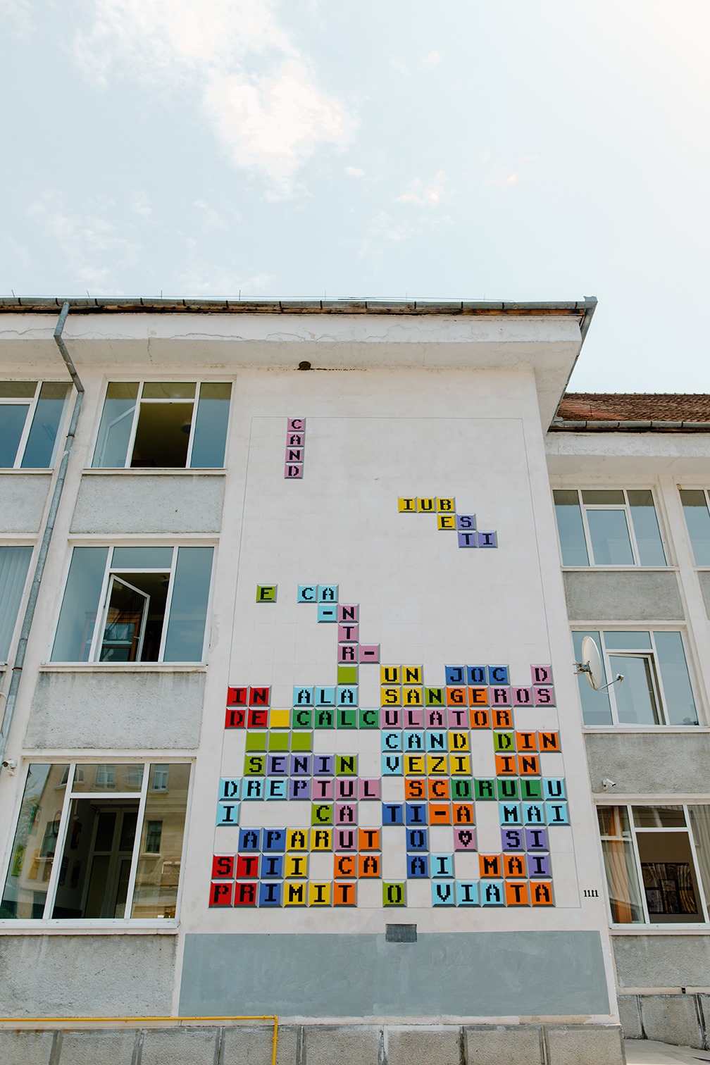Când iubeşti - prima poezie murală animată se poate citi pe zidul Colegiului Goga