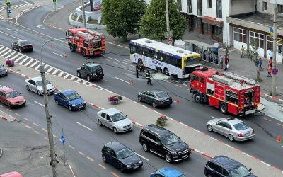 FOTO VIDEO Un autobuz a luat foc pe Șoseaua Alba Iulia