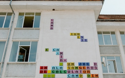 Când iubeşti - prima poezie murală animată se poate citi pe zidul Colegiului Goga
