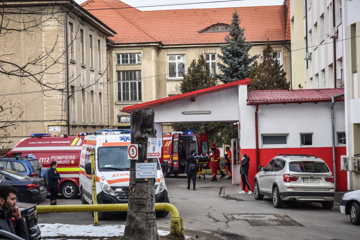 Femeia luată cu ambulanța de la ștrandul din Ocna Sibiului a murit la spital. „A crezut că își revine dacă stă puțin în apă”