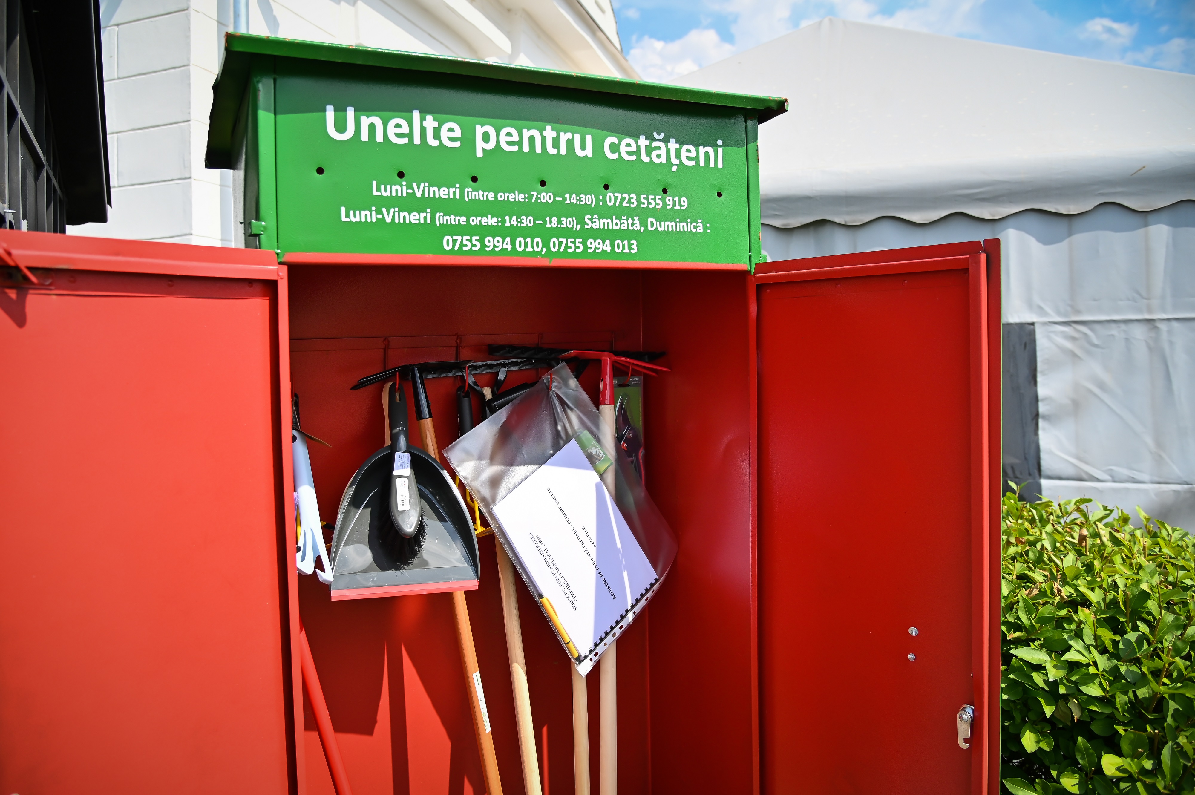 Dulapuri cu unelte, puse la dispoziție gratuit sibienilor care merg să îngrijească mormintele în Cimitirul Municipal