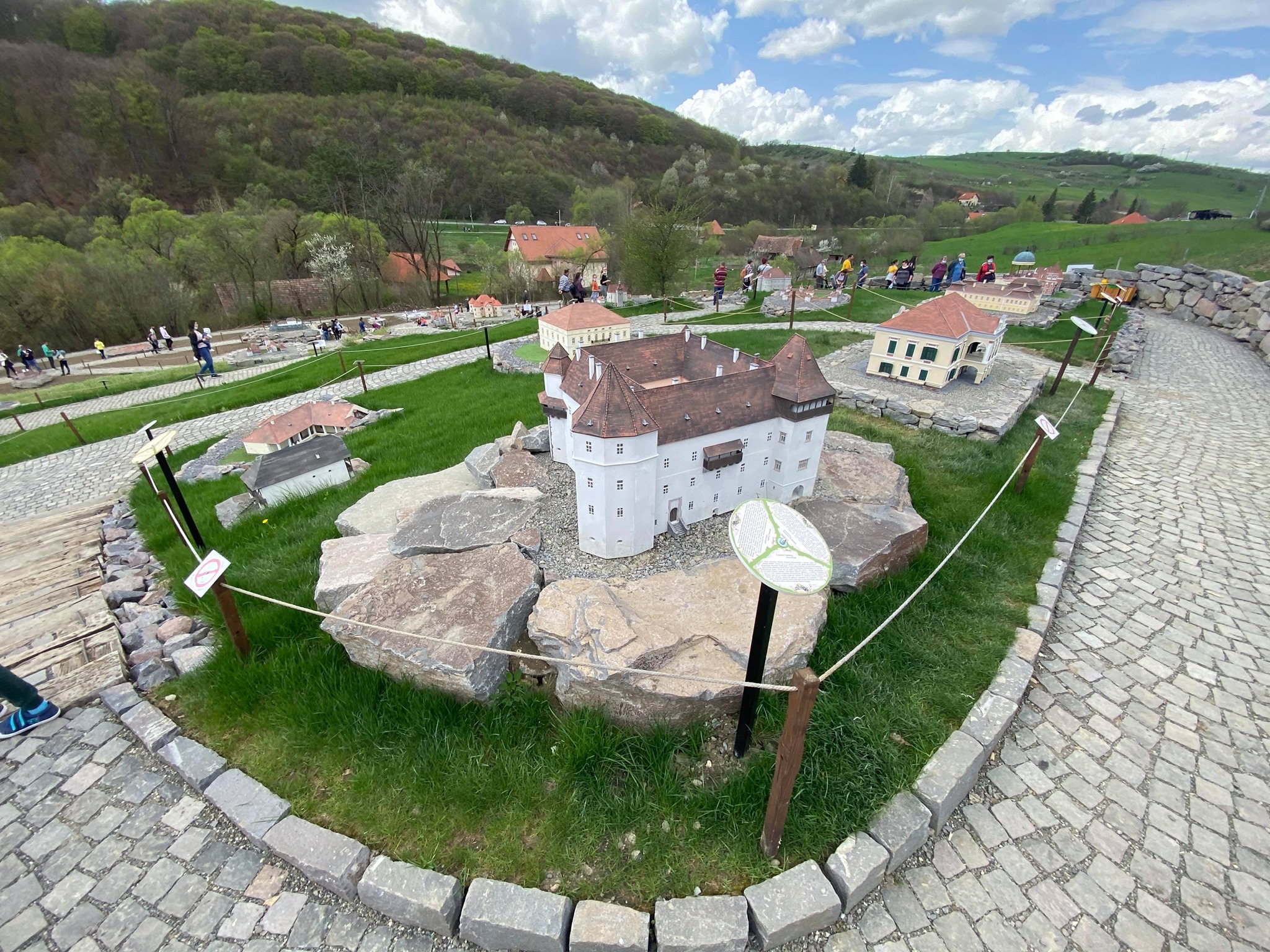 Mini Transilvania din Odorheiu Secuiesc: un parc cu zeci de clădiri monumente istorice și de arhitectură, realizate la scară redusă