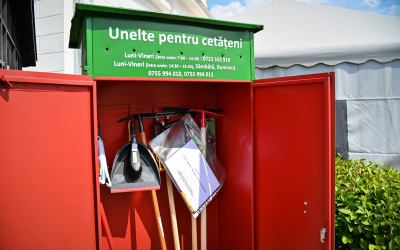 Dulapuri cu unelte, puse la dispoziție gratuit sibienilor care merg să îngrijească mormintele în Cimitirul Municipal