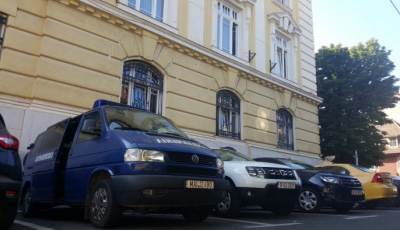 Un băiat de 15 ani a fugit din arestul la domiciliu. L-a prins poliția pe Victoriei, la cerșit