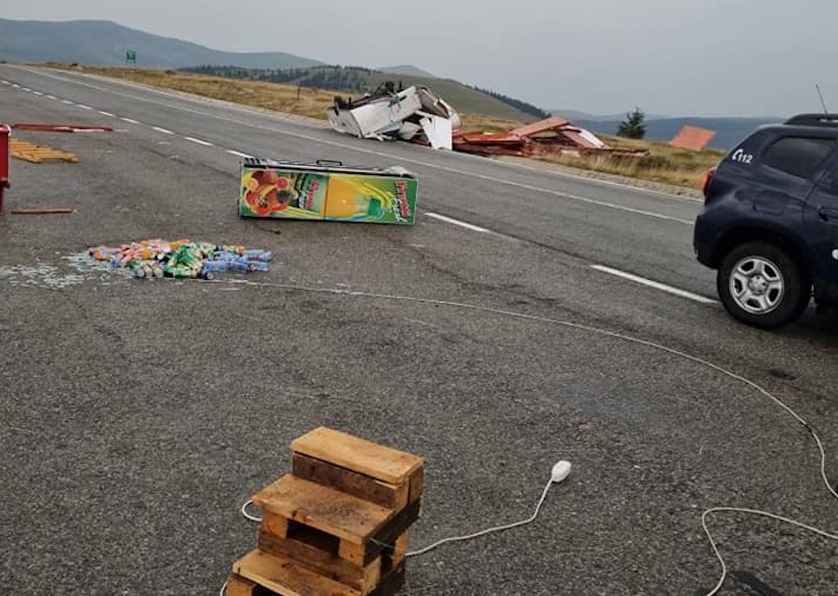 FOTO Furtuna a distrus chioșcurile de pe Transalpina