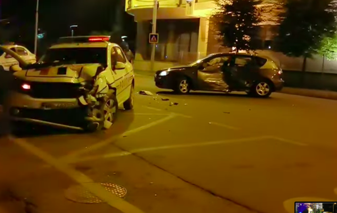 O tânără a rămas fără permis și a fost amendată cu 870 de lei după ce a lovit mașina poliției