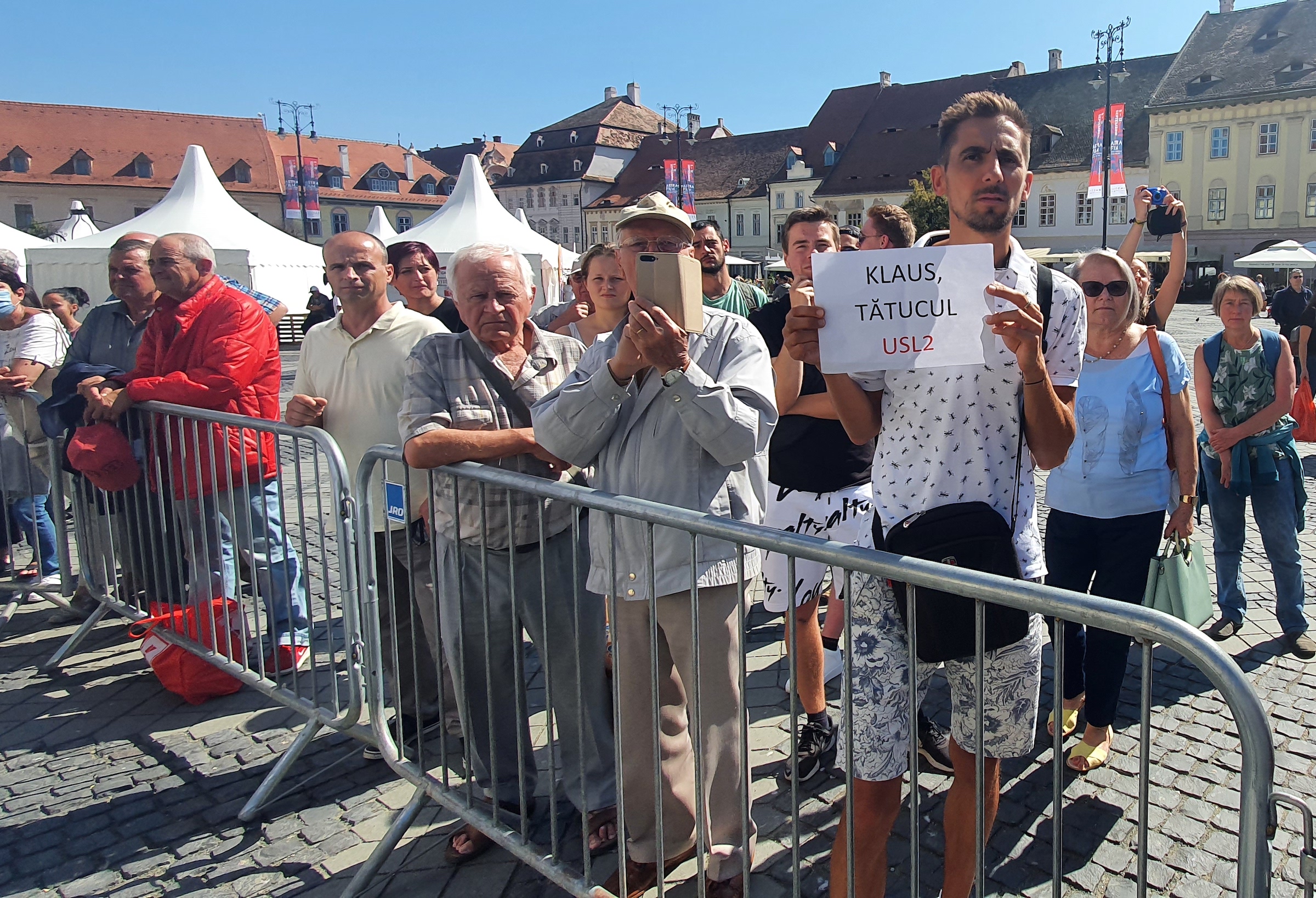 ”Klaus, tătucul USL2”. Protest solitar împotriva lui Iohannis, la dezvelirea statuii lui Brukenthal