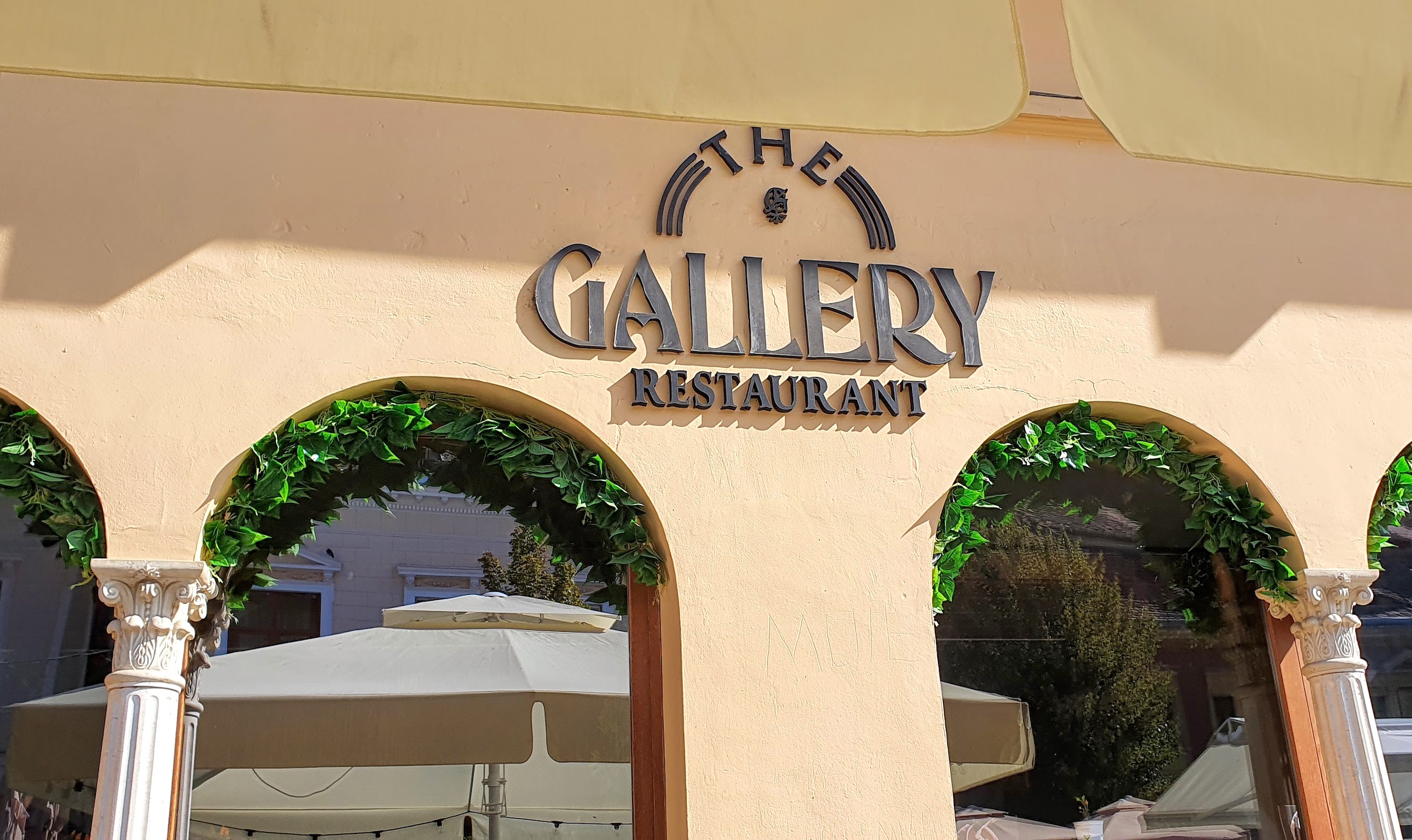 Restaurant Green Gallery. Când lupul își schimbă părul...
