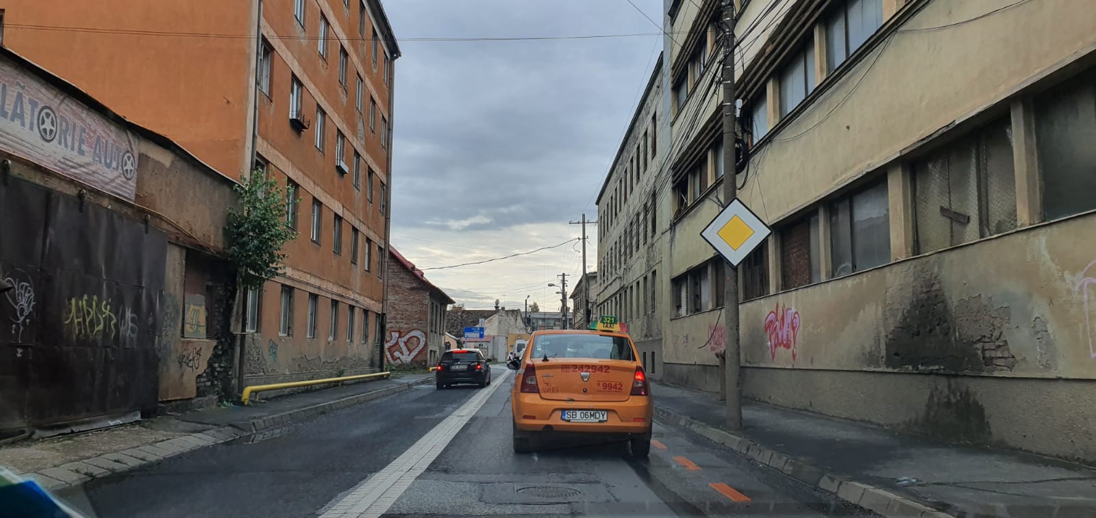 O nouă stradă din Sibiu intens circulată intră în reparații